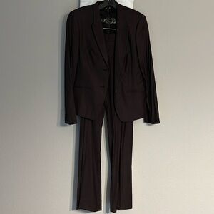 Hugo Boss suit
Jacket & Pants 
Size 4 
Smoke free & pet free home.
Cleaning out.